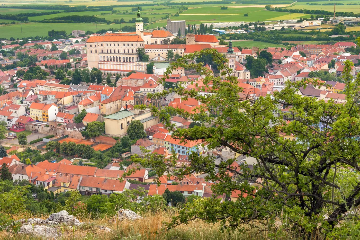 Zámek Mikulov nad barevným městečkem
