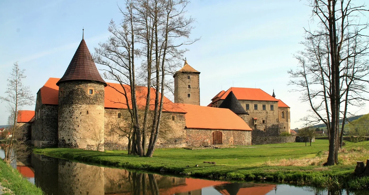 Starý kamenný hrad odrážející se v řece