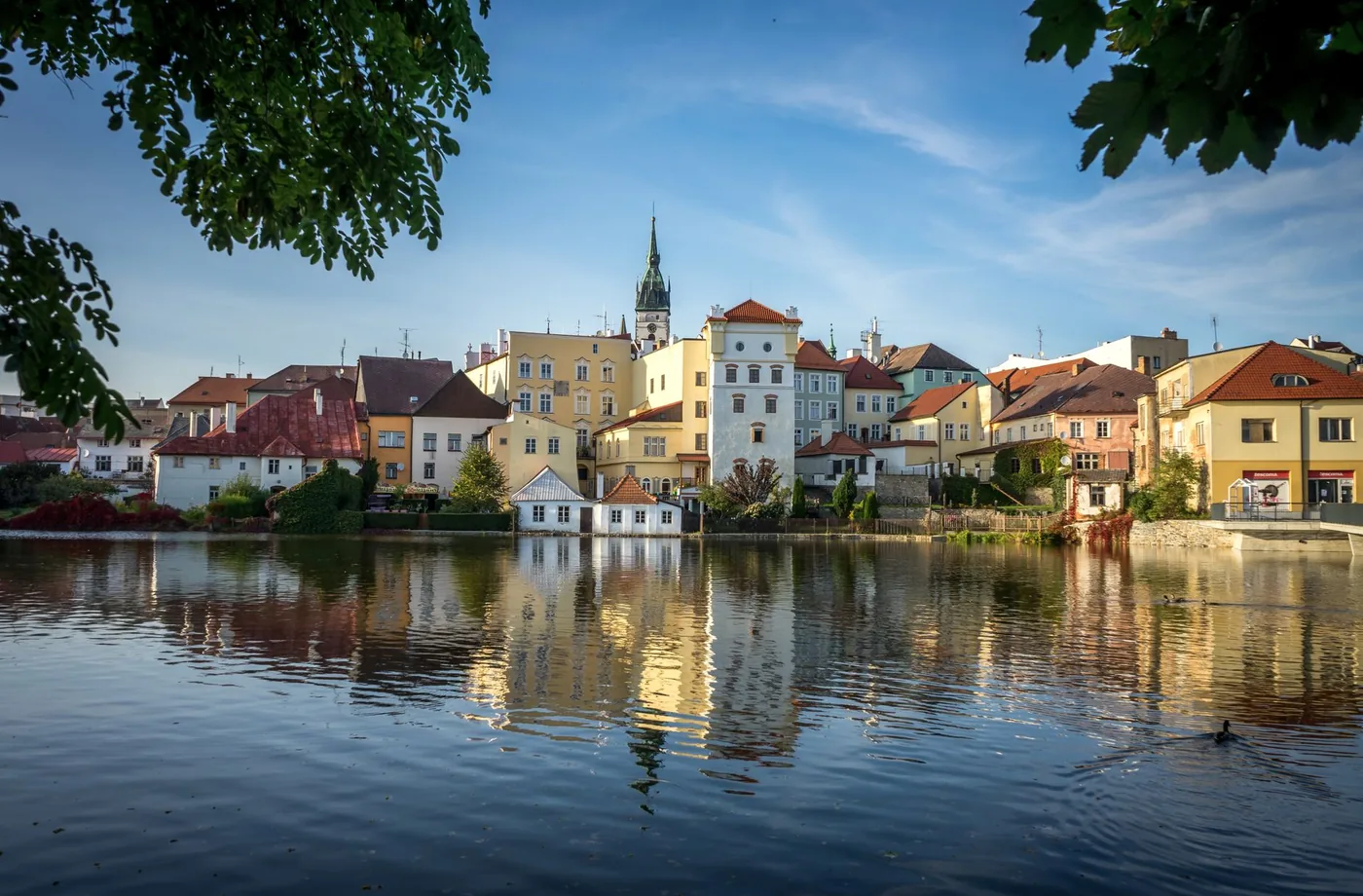 Jindřichův Hradec odrážející se v hladině rybníka