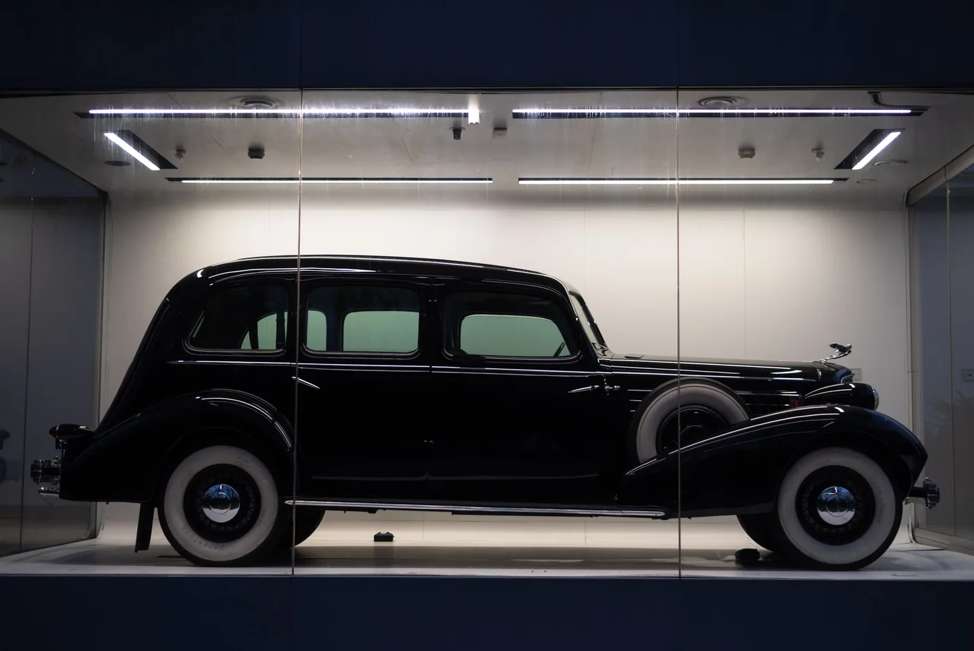 Historický automobil v temně nasvíceném muzeu
